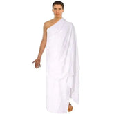 Man in wit ihram set voor Hajj & Umrah tijdens bedevaart